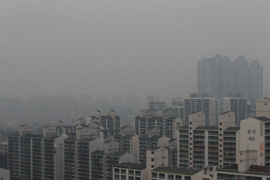 중서부 지역을 중심으로 초미세먼지가 '나쁨' 수준까지 오른 16일 오후 경기도 고양 도심 하늘이 뿌옇다.